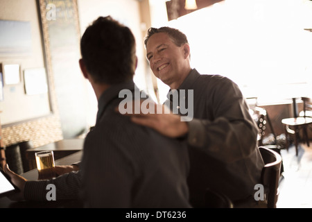 Due partner commerciali in wine bar Foto Stock