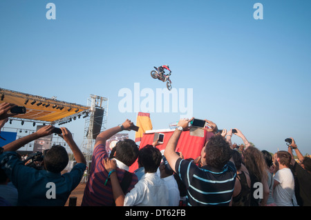 Stunt Bike da MRF su stunt bike all'India Bike Week svoltasi a Vagator Beach in Goa, un festival di superbike che si tengono annualmente Foto Stock