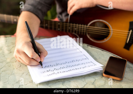 Chiusura del giovane di comporre musica Foto Stock