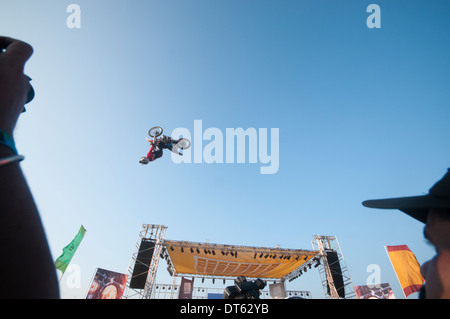 Stunt Bike da MRF su stunt bike all'India Bike Week svoltasi a Vagator Beach in Goa, un festival di superbike che si tengono annualmente Foto Stock