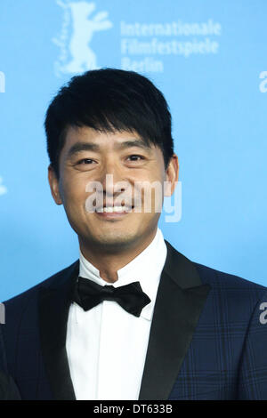 Berlino, Germania. 10 Febbraio, 2014. Attore Guo Xiaodong pone per le foto durante un photocall per promuovere il film "cieco" Massaggio al sessantaquattresimo Berlinale Festival Internazionale del Cinema di Berlino in Germania, nel febbraio 10, 2014. "Massaggio cieco' è uno dei tre film cinesi in lizza per i premi al concorso programma. Credito: Zhang ventola/Xinhua/Alamy Live News Foto Stock