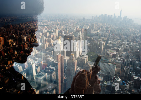 L'uomo tramite telefono cellulare contro cityscape, New York, Stati Uniti d'America Foto Stock