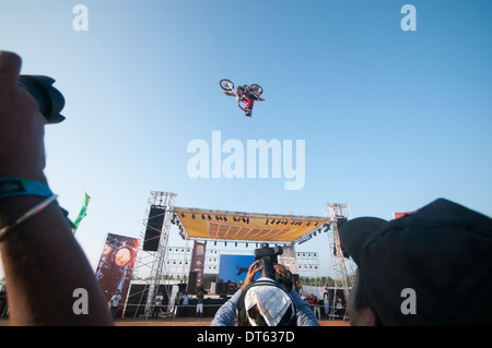 Stunt Bike da MRF su stunt bike all'India Bike Week svoltasi a Vagator Beach in Goa, un festival di superbike che si tengono annualmente Foto Stock