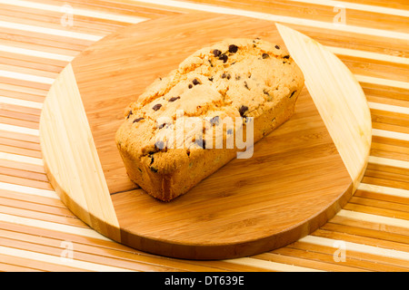 Torta di frutta al cioccolato sul tagliere Foto Stock