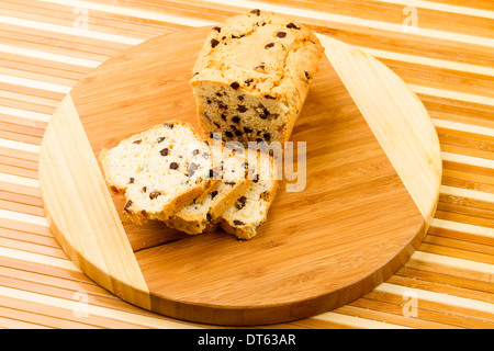 Torta di frutta al cioccolato sul tagliere Foto Stock