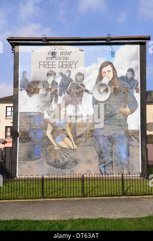 Irlanda, Derry, la popolare serie galleria di dipinti murali nel Bogside, murale noto come Bernadette. Si sta ora entrando in libera Derry. Foto Stock