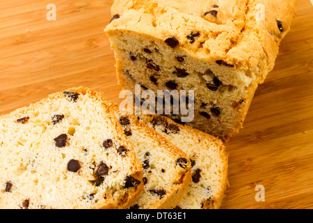 Torta di frutta al cioccolato sul tagliere Foto Stock