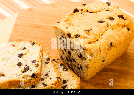 Torta di frutta al cioccolato sul tagliere Foto Stock