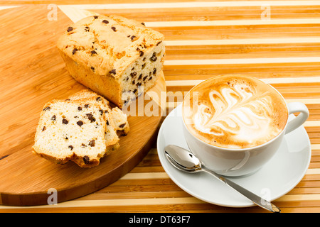 Tazza di cappuccino e torte su sfondo di legno Foto Stock