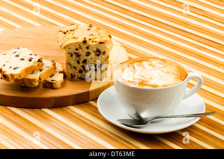 Tazza di cappuccino e torte su sfondo di legno Foto Stock