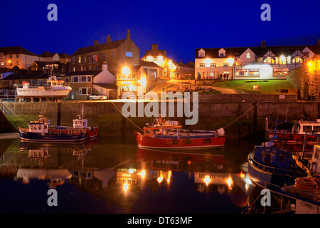 Crepuscolo, Seahouses Harbour, Northumbrian Costa, England, Regno Unito Foto Stock