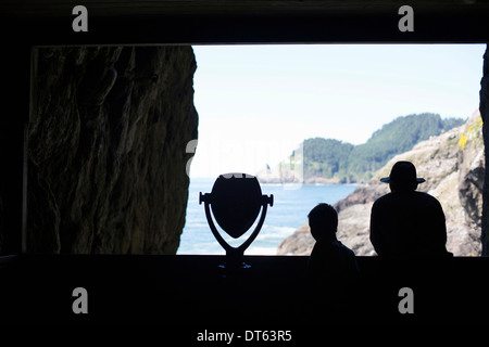 Padre e figlio in Sea Lion Grotte, Oregon, Stati Uniti d'America Foto Stock