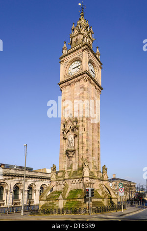 Irlanda, Belfast, l'Albert Memorial Clock Tower in Queen Square un monumento alla Regina Victoria la consorte di Prince Albert. Foto Stock