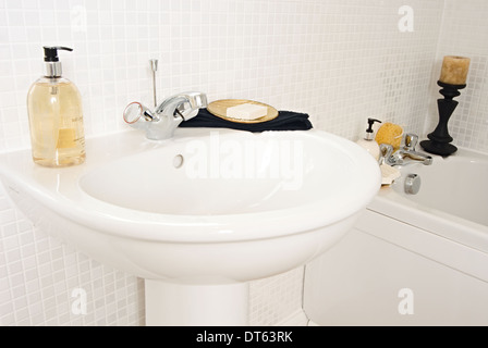 Bagno con lavabo Foto Stock