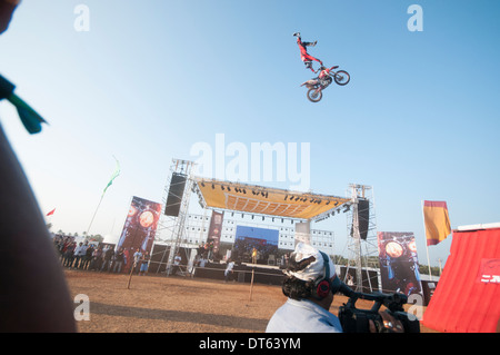 Stunt Bike da MRF su stunt bike all'India Bike Week svoltasi a Vagator Beach in Goa, un festival di superbike che si tengono annualmente Foto Stock