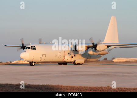 Civile-registrato Lockheed L-100-30 Hercules turboelica piano di carico in arrivo a Malta in transito Foto Stock