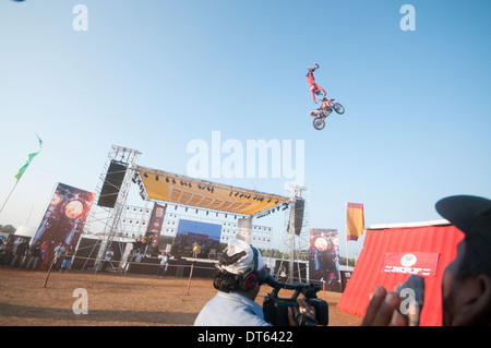 Stunt Bike da MRF su stunt bike all'India Bike Week svoltasi a Vagator Beach in Goa, un festival di superbike che si tengono annualmente Foto Stock