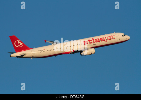 Aviazione civile. Atlasjet Airbus A321 volo aereo di linea in partenza contro un cielo blu Foto Stock