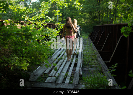 Amici camminando sul sentiero forestale Foto Stock