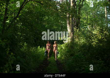 Amici camminando sul sentiero forestale Foto Stock