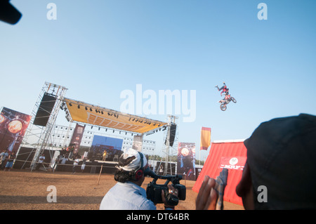 Stunt Bike da MRF su stunt bike all'India Bike Week svoltasi a Vagator Beach in Goa, un festival di superbike che si tengono annualmente Foto Stock