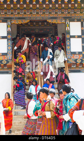 Il Bhutan, Asia del Sud, Gangtey Gompa, festival Tsecchu folla tempio discendente passi vestiti nei loro abiti migliori. Foto Stock