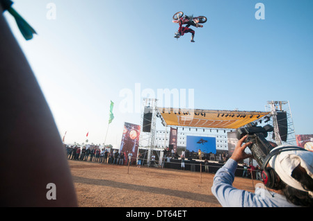 Stunt Bike da MRF su stunt bike all'India Bike Week svoltasi a Vagator Beach in Goa, un festival di superbike che si tengono annualmente Foto Stock