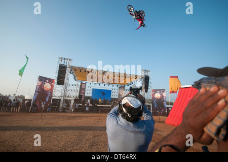 Stunt Bike da MRF su stunt bike all'India Bike Week svoltasi a Vagator Beach in Goa, un festival di superbike che si tengono annualmente Foto Stock