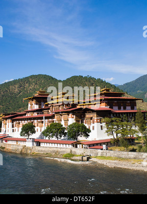 Il Bhutan, Punakha Dzong accanto a Mo Chhu River. Il centro amministrativo della regione e il vecchio alloggiamento del capitale le sacre reliquie. Foto Stock