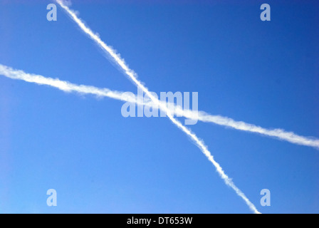 Sentieri chimici nel cielo di Padova, Italia. Foto Stock