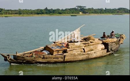 Bangladesh, Asia del Sud, barca molto carico con un carico di Legname e arredamento sul fiume. Foto Stock