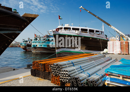 Dubai, UAE: Deira Creek rimane ancora un importante hub commerciale per le merci oggetto di scambi tra l'Iran e la penisola arabica Foto Stock