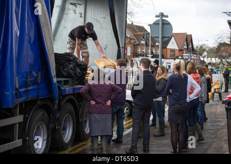 Datchet, UK. 10 Febbraio, 2014. Regno Unito Meteo. Inondazioni in Datchet, Berkshire. Il 10 febbraio 2014. Inondazioni in Datchet. I contrappesi sono distribuiti. Livello dell'acqua continua a salire. Credito: Graham Eva/Alamy Live News Foto Stock