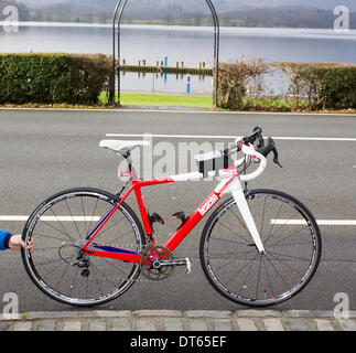 10 febbraio 2013 UK Cumbria Davina McCall Sport sfida di rilievo il giorno 3 Davina - oltre il punto di rottura inizia il giorno di nuoto attraverso il lago di Windermere in atterraggio a bassa legno Bay Marina, sul lago di Windermere, Parco Nazionale del Distretto dei Laghi Davina McCall è in esecuzione, nuoto e sul ciclo di 500 miglia, da Edimburgo a Londra in appena sette giorni per lo Sport sollievo Foto Stock