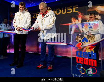 Sochi, Russia. 8 Feb 2014. Presidente della Repubblica ceca Zeman (centro) è visto durante la fase di apertura della Repubblica ceca Olympic House a Sochi, Russia, 8 febbraio 2014. Nella foto a sinistra il presidente della Repubblica ceca del Comitato Olimpico Jiri Kejval e a destra il cardinale della Chiesa Cattolica Romana Dominik Duka. © Roman Vondorus/CTK foto/Alamy Live News Foto Stock