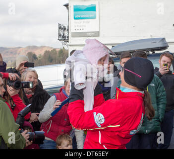 10 febbraio 2013 UK Cumbria Davina McCall Sport sfida di rilievo il giorno 3 Foto chiamata al di fuori Low Wood Bay Hotel sul Lago di Windermere appena prima che ella corse di Accrington dopo la sua nuotare attraverso il lago Davina - oltre il punto di rottura inizia il giorno di nuoto attraverso il lago di Windermere in atterraggio a bassa legno Bay Marina, sul lago di Windermere, Parco Nazionale del Distretto dei Laghi Davina McCall è in esecuzione, nuoto e sul ciclo di 500 miglia, da Edimburgo a Londra in appena sette giorni per lo Sport sollievo Foto Stock