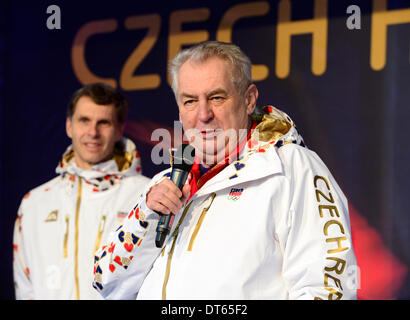 Sochi, Russia. 8 Feb 2014. Presidente della Repubblica ceca Zeman (centro) è visto durante la fase di apertura della Repubblica ceca Olympic House a Sochi, Russia, 8 febbraio 2014. Nella foto a sinistra il presidente della Repubblica ceca del Comitato Olimpico Jiri Kejval. © Roman Vondorus/CTK foto/Alamy Live News Foto Stock