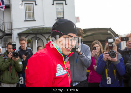 10 febbraio 2013 UK Cumbria Davina McCall Sport sfida di rilievo il giorno 3 Foto chiamata al di fuori Low Wood Bay Hotel sul Lago di Windermere appena prima che ella corse di Accrington dopo la sua nuotare attraverso il lago Davina - oltre il punto di rottura inizia il giorno di nuoto attraverso il lago di Windermere in atterraggio a bassa legno Bay Marina, sul lago di Windermere, Parco Nazionale del Distretto dei Laghi Davina McCall è in esecuzione, nuoto e sul ciclo di 500 miglia, da Edimburgo a Londra in appena sette giorni per lo Sport sollievo Foto Stock