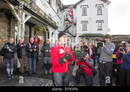 10 febbraio 2013 UK Cumbria Davina McCall Sport sfida di rilievo il giorno 3 Foto chiamata al di fuori Low Wood Bay Hotel sul Lago di Windermere appena prima che ella corse di Accrington dopo la sua nuotare attraverso il lago Davina - oltre il punto di rottura inizia il giorno di nuoto attraverso il lago di Windermere in atterraggio a bassa legno Bay Marina, sul lago di Windermere, Parco Nazionale del Distretto dei Laghi Davina McCall è in esecuzione, nuoto e sul ciclo di 500 miglia, da Edimburgo a Londra in appena sette giorni per lo Sport sollievo Foto Stock