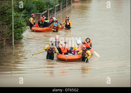 Inondazioni in Gloucester, Regno Unito, 10 febbraio 2014. Gloucestershire fuoco e il servizio di soccorso lungo con la Severn Area associazione Rescue rescue residenti e animali domestici dalle loro case inondate utilizzando barche in Sandhurst Lane dopo persistente pioggia ha causato ampie inondazioni nell'area. Credito: Tom Radford/Alamy Live News Foto Stock