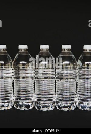 Fila di chiara, acqua in plastica bottiglie riempite con acqua filtrata Foto Stock