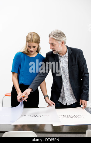 La gente di affari in discussione in ufficio Foto Stock