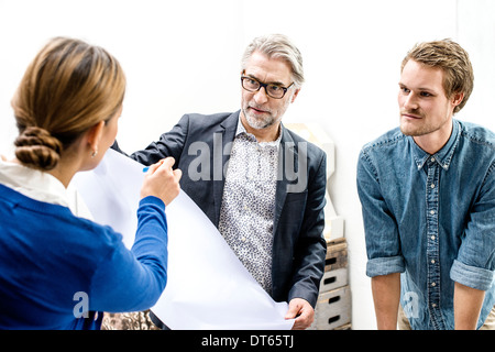 La gente di affari in riunione in ufficio Foto Stock