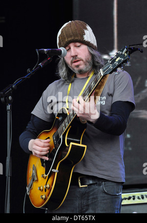 Inghilterra, musica, stringhe, chitarre Badly Drawn Boy Damon Gough effettuando al 2011 Cropredy Festival. Foto Stock