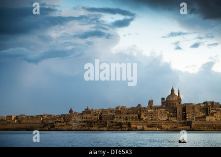 Vista di La Valletta in prima serata, Malta Foto Stock