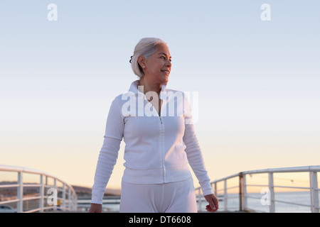 Donna matura in esercizio a piedi Foto Stock