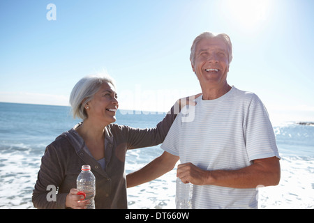 Ritratto di coppia felice da mare Foto Stock