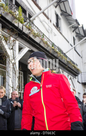 10 febbraio 2013 UK Cumbria Davina McCall Sport sfida di rilievo il giorno 3 Foto chiamata al di fuori Low Wood Bay Hotel sul Lago di Windermere appena prima che ella corse di Accrington dopo la sua nuotare attraverso il lago Davina - oltre il punto di rottura inizia il giorno di nuoto attraverso il lago di Windermere in atterraggio a bassa legno Bay Marina, sul lago di Windermere, Parco Nazionale del Distretto dei Laghi Davina McCall è in esecuzione, nuoto e sul ciclo di 500 miglia, da Edimburgo a Londra in appena sette giorni per lo Sport sollievo Foto Stock