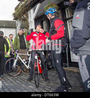 10 febbraio 2013 UK Cumbria Davina McCall Sport sfida di rilievo il giorno 3 Davina - oltre il punto di rottura inizia il giorno di nuoto attraverso il lago di Windermere in atterraggio a bassa legno Bay Marina, sul lago di Windermere, Parco Nazionale del Distretto dei Laghi Davina McCall è in esecuzione, nuoto e sul ciclo di 500 miglia, da Edimburgo a Londra in appena sette giorni per lo Sport sollievo Foto Stock