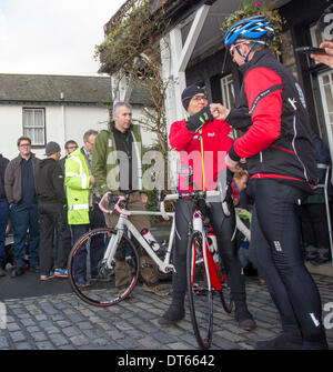 10 febbraio 2013 UK Cumbria Davina McCall Sport sfida di rilievo il giorno 3 Davina - oltre il punto di rottura inizia il giorno di nuoto attraverso il lago di Windermere in atterraggio a bassa legno Bay Marina, sul lago di Windermere, Parco Nazionale del Distretto dei Laghi Davina McCall è in esecuzione, nuoto e sul ciclo di 500 miglia, da Edimburgo a Londra in appena sette giorni per lo Sport sollievo Foto Stock